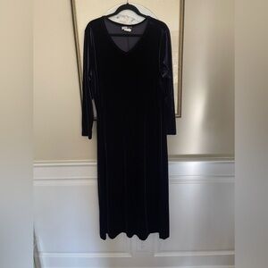 Long Velvet V-Neck Long Sleeve Dress